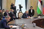 Премьер-министр Армении Никол Пашинян и Президент Беларуси Александр Лукашенко во время подписания итоговых документов