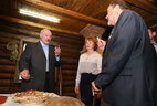 Аляксандра Лукашэнку пачаставалі свежаспечаным хлебам і мёдам з мясцовага пчальніка