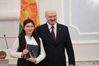 Александр Лукашенко вручил паспорт ученице СШ №2 г.Кировска Дарье Гончаровой