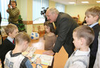 Александр Лукашенко во время посещения Городского детского центра медицинской реабилитации "Пралеска"