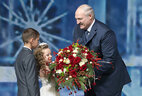 Александр Лукашенко на новогоднем благотворительном празднике