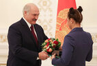 Александр Лукашенко вручает Благодарность Елене Ноздревой