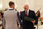 Александр Лукашенко вручает Благодарность Дмитрию Натынчику
