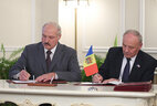Александр Лукашенко и Николай Тимофти подписали совместное заявление, в котором констатировали поступательный характер развития молдавско-белорусских отношений и подтвердили, что их дальнейшее углубление соответствует интересам двух стран