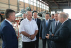 Президент Беларуси Александр Лукашенко во время посещения ОАО "Оршанский авиаремонтный завод"