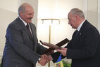 Александр Лукашенко и Николай Тимофти подписали совместное заявление, в котором констатировали поступательный характер развития молдавско-белорусских отношений и подтвердили, что их дальнейшее углубление соответствует интересам двух стран