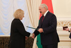Александр Лукашенко вручает Благодарность Татьяне Скригановой