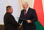 Аляксандр Лукашэнка ўручае Падзяку Мікалаю Бобрусу