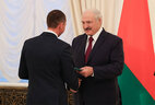 Аляксандр Лукашэнка ўручае Падзяку Аляксею Астапковічу