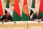 Церемония подписания совместного заявления по итогам переговоров президентов Беларуси и Судана Александра Лукашенко и Омара Хасана Ахмеда аль-Башира