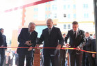 Александр Лукашенко и Николай Тимофти во время открытия центра по продаже плитки и керамики "Керамин"