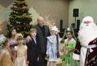 Александр Лукашенко во время посещения Городского детского центра медицинской реабилитации "Пралеска"