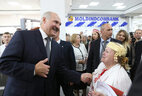 Александр Лукашенко во время открытия центра по продаже плитки и керамики "Керамин"