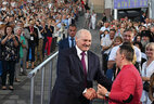 Президент Беларуси Александр Лукашенко приветствует зрителей на открытии витебского форума