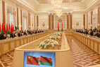Александр Лукашенко на встрече в Минске с Председателем Китайской Народной Республики Си Цзиньпином в расширенном составе