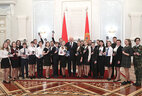 Александр Лукашенко с юными гражданами Беларуси
