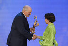 Александр Лукашенко вручает специальную награду "Через искусство - к миру и взаимопониманию" певице Розе Рымбаевой