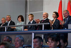 Аляксандр Лукашэнка ў глядацкай зале ў час адкрыцця фестывалю