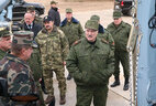Президент Беларуси Александр Лукашенко во время посещения Обуз-Лесновского полигона