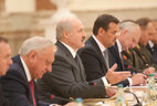 Президент Беларуси Александр Лукашенко на встрече с Президентом Туркменистана Гурбангулы Бердымухамедовым в расширенном составе