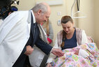 Александр Лукашенко во время посещения родильного дома 5-й городской клинической больницы