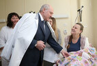 Александр Лукашенко во время посещения родильного дома 5-й городской клинической больницы
