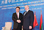 Аляксандр Лукашэнка і Сі Цзіньпін у час наведвання месца будаўніцтва Кітайска-беларускага індустрыяльнага парка "Вялікі Камень"