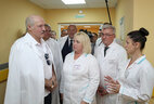 Александр Лукашенко во время посещения Миорской центральной районной больницы