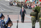 Президент Беларуси Александр Лукашенко возложил 9 мая венок к монументу Победы в 
Минске