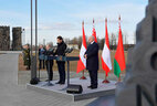 Федеральный канцлер Австрии Себастьян Курц и Президент Беларуси Александр Лукашенко во время церемонии открытия памятника