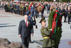 Президент Беларуси Александр Лукашенко возложил 9 мая венок к монументу Победы в Минске