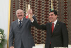 Александр Лукашенко и Гурбангулы Бердымухамедов на церемонии закладки памятной капсулы потомкам в основание комплекса зданий посольства Туркменистана в Минске