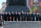 Президент Беларуси Александр Лукашенко возложил 9 мая венок к монументу Победы в Минске