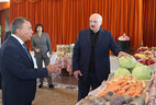 Аляксандр Лукашэнка ў час наведвання прадпрыемства