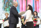 Александр Лукашенко вручает награду Марии Кузнецовой