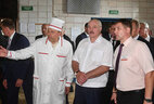 Аляксандр Лукашэнка ў час наведвання Аршанскага мясакансервавага камбіната