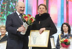 Александр Лукашенко вручает награду директору Гродненского областного театра кукол Марии Шабашовой