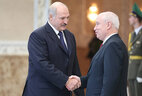 Александр Лукашенко и председатель Исполнительного комитета - исполнительный секретарь СНГ Сергей Лебедев