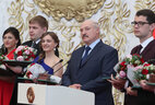 Александр Лукашенко среди участников бала