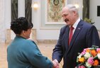 Александр Лукашенко вручает орден Матери Елене Богданович