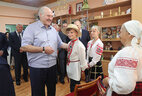 Аляксандр Лукашэнка наведаў выставу майстроў народнай творчасці
