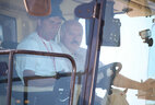 Александр Лукашенко испытал белорусский зерноуборочный комбайн "Палессе GS2124" на полях ОАО "Александрийское"