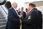 Александр Лукашенко прибыл в аэропорт Исламабада. Главу государства встречал премьер-министр Пакистана Наваз Шариф