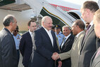 Александр Лукашенко прибыл в аэропорт Исламабада. Главу государства встречал премьер-министр Пакистана Наваз Шариф