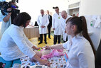 Аляксандр Лукашэнка ў час наведвання Гомельскай абласной дзіцячай клінічнай бальніцы