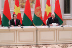 Президент Беларуси Александр Лукашенко и Президент Вьетнама Чан Дай Куанг во время встречи с представителями СМИ