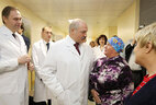 Александру Лукашенко во время общения с пациентами Минского городского клинического онкологического диспансера