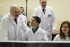 Александр Лукашенко во время посещения Минского городского клинического онкологического диспансера