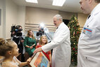 Александр Лукашенко во время посещения Минского городского клинического онкологического диспансера