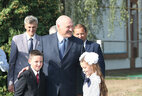 Аляксандр Лукашэнка ў час наведвання Александрыйскай сярэдняй школы